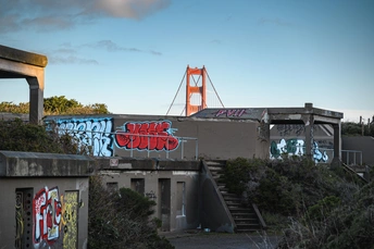 一面有涂鸦的建筑物