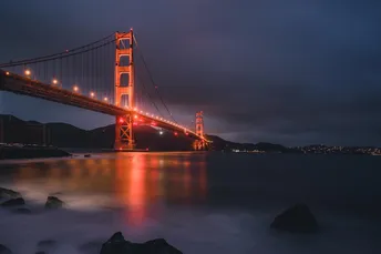 金门大桥夜晚亮了起来。