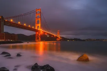 金门大桥夜晚被水照亮了。