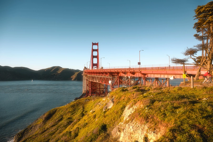 站在山顶俯瞰水域的人群