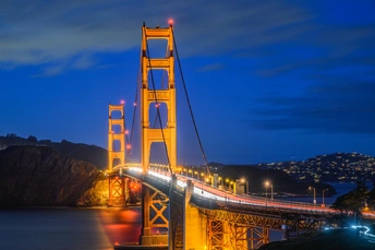 金门大桥夜晚亮了起来。