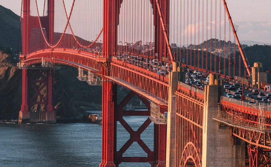 汽车在水上红色的桥上行驶