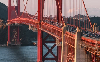 汽车在水上红色的桥上行驶