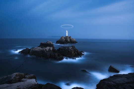 夜晚照亮海洋中央的一座岩石岛屿