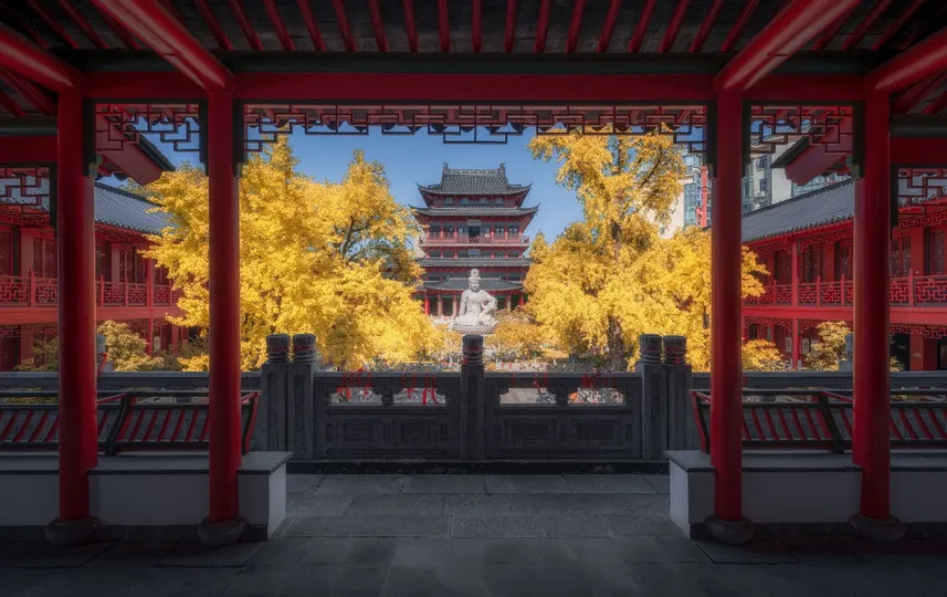 红色建筑上有黄叶