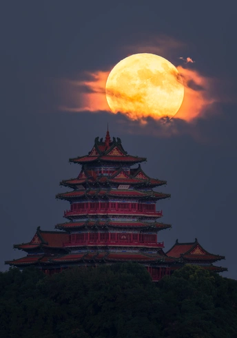 月亮从佛塔后面升起