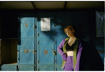 一个穿紫色外套的女人站在更衣室里