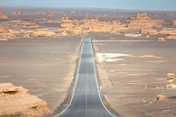 中午沙漠中的一条笔直的道路