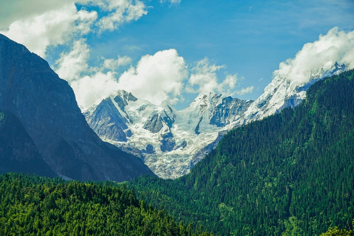 雪山下