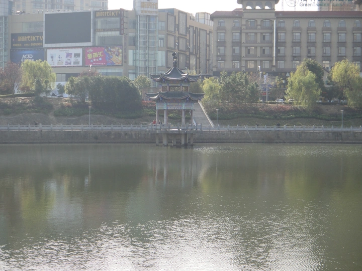 水中的孤塔