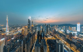 夜晚被高耸建筑照亮的大型城市