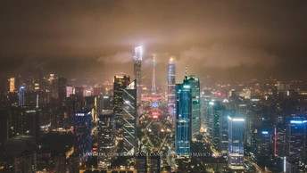 夜幕下的城市景观 高楼在天空线上被点亮。