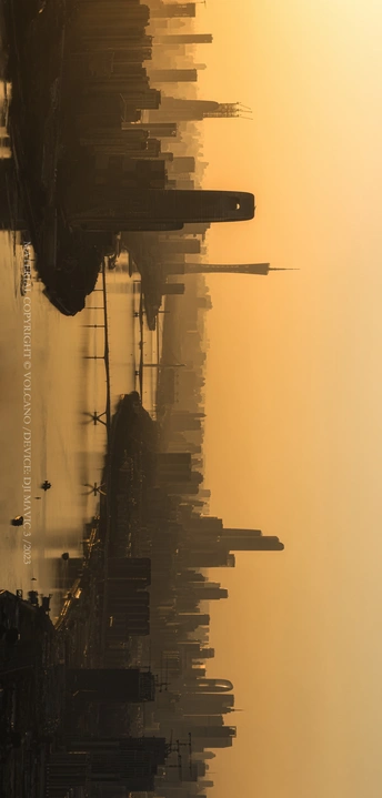 城市水上的一幅画