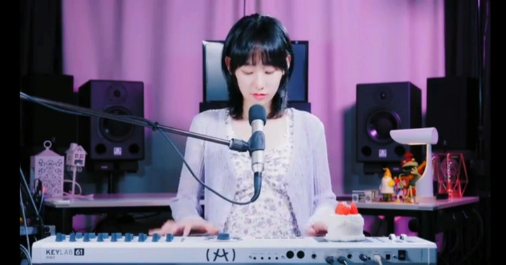 可爱美女练习生弹唱,她的声音真好听