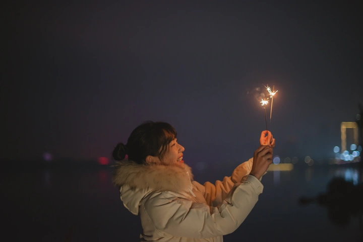 一起去江边拍仙女棒烟花?吧