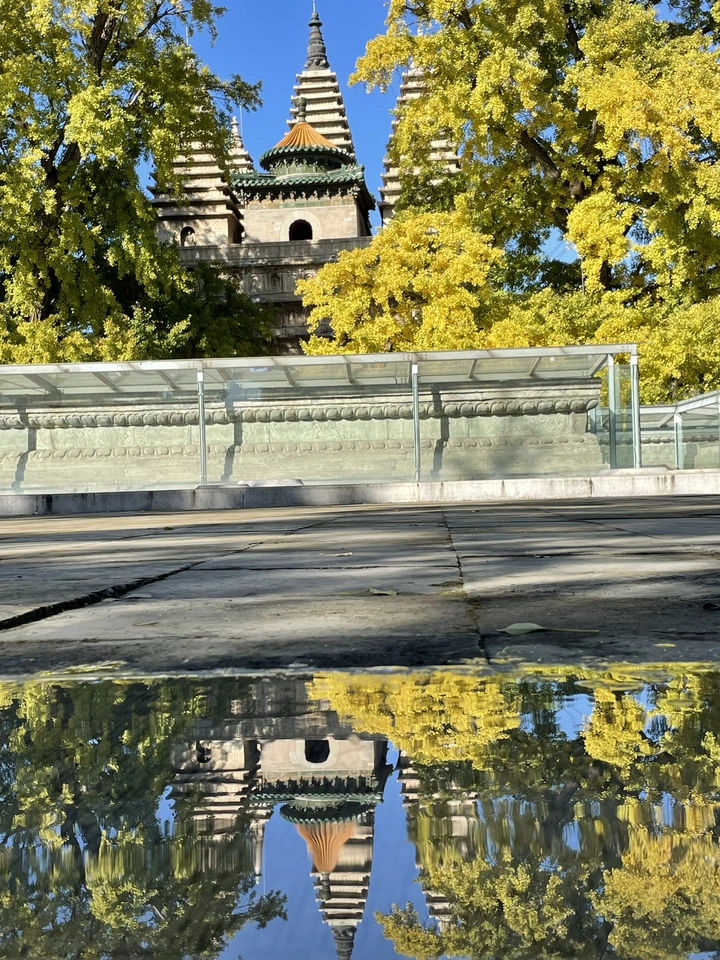 秋日蓝天下的五塔寺