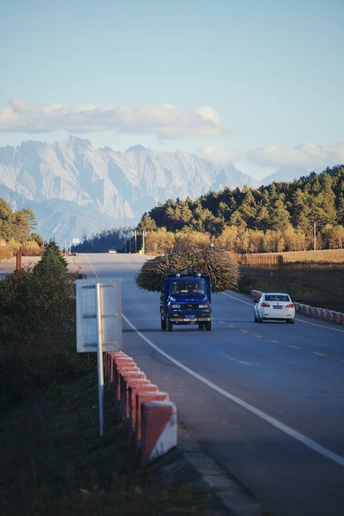 蓝色汽车在高速公路上行驶 背景是山脉。