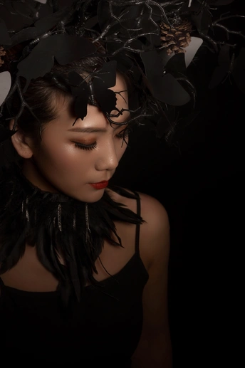 一个头戴黑帽子的女人的肖像