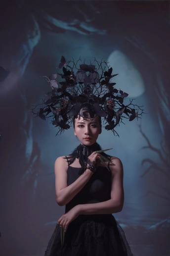 一个穿着深色连衣裙的年轻女子