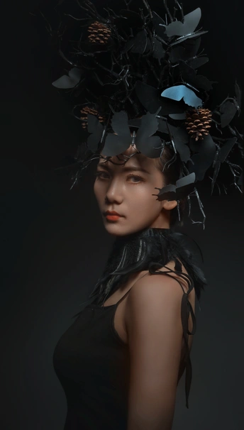 戴着一顶头发上插着鸟的黑帽子的模特