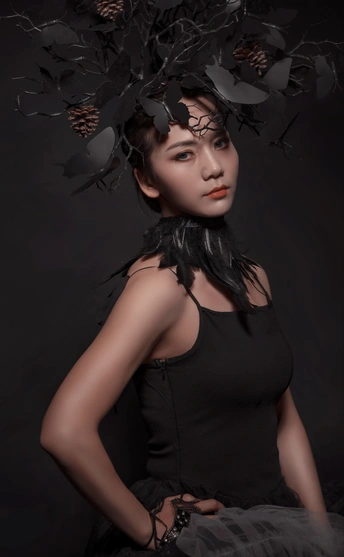 一位身穿黑色连衣裙、头上戴着树枝的年轻女性的数字艺术