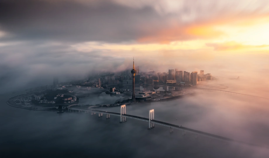 雾气笼罩的城市和水面的照片