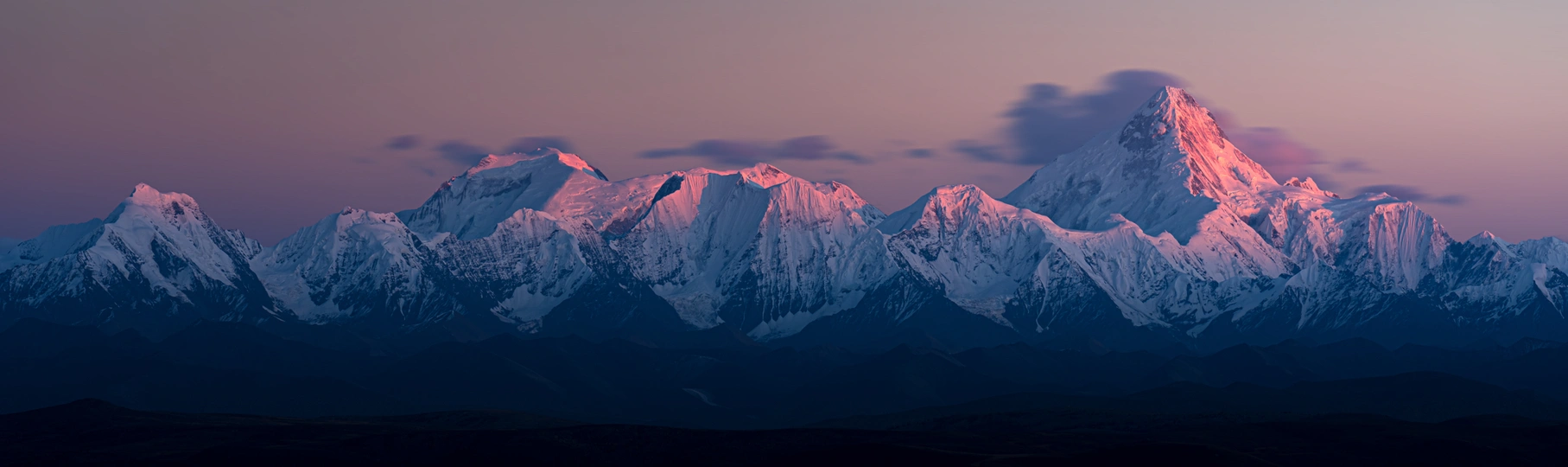 黎明时分 被粉红色天空照亮的山脉