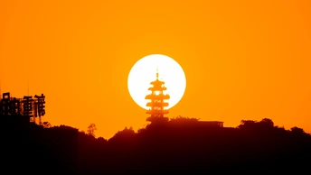 当太阳落山时 一座巨大的塔楼耸立在城市之上。