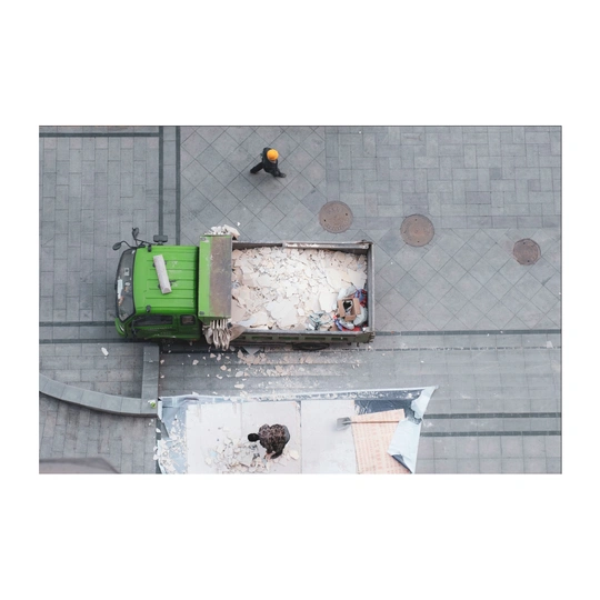 一辆停在楼顶的绿色卡车