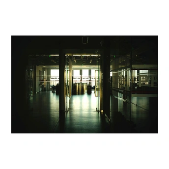 一个黑暗的房间 门口有一个门