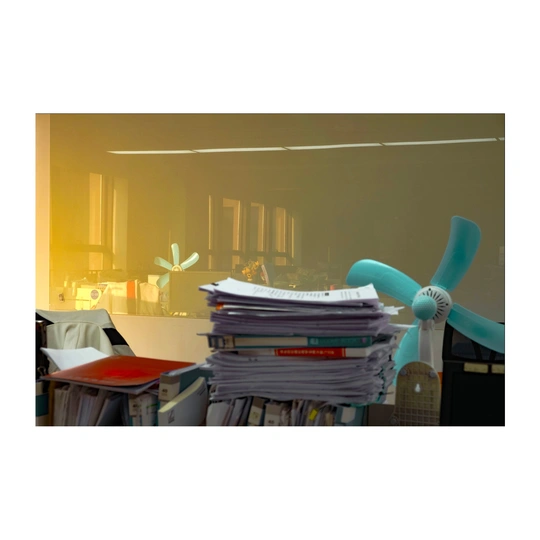 办公桌上堆叠在一起的纸张