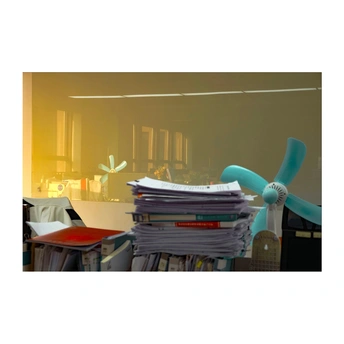 办公桌上堆叠在一起的纸张