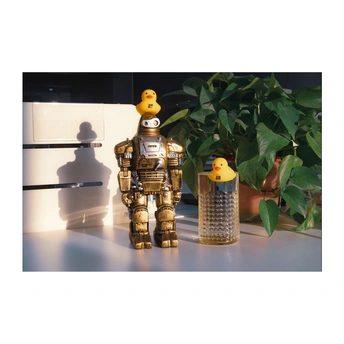 一个玩具机器人旁边的一盆植物