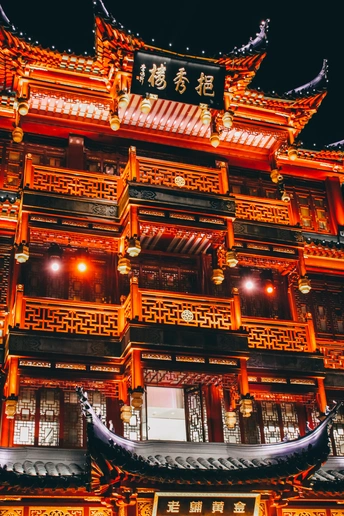 城市中的一栋大型建筑夜晚被点亮了。