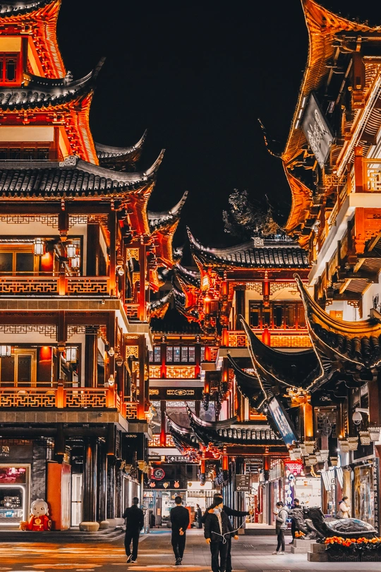 人们走在老城区的一条街道上