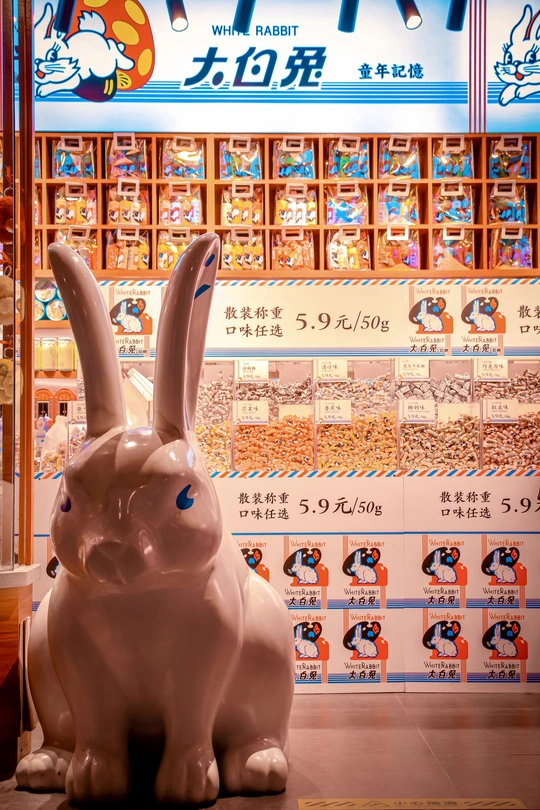 在商店前有一座白色的兔子雕像。