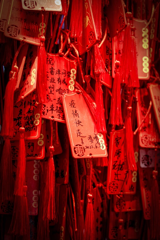 挂满红色标识的墙壁