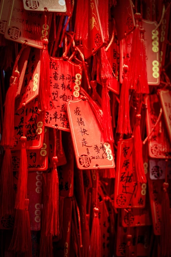 挂满红色标识的墙壁