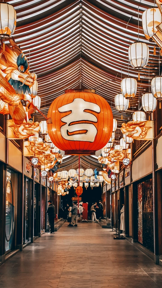 挂满灯笼的走廊