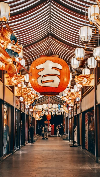 挂满灯笼的走廊