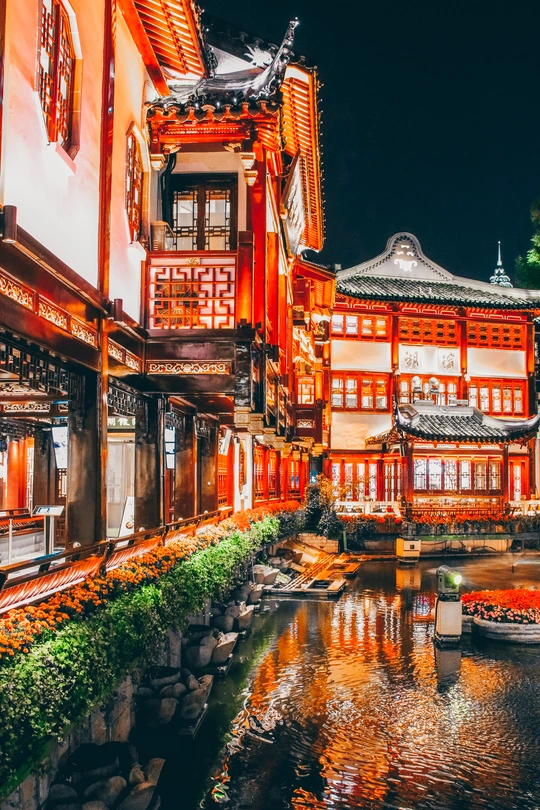 夜晚的城市 有古老的建筑和停泊在水面上的船。