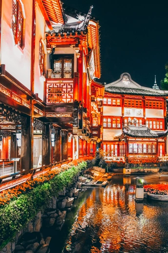 夜晚的城市 有古老的建筑和停泊在水面上的船。