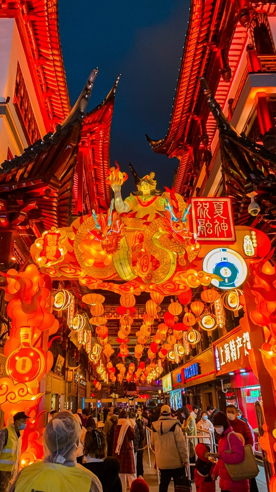 夜晚照亮古老城市的街道