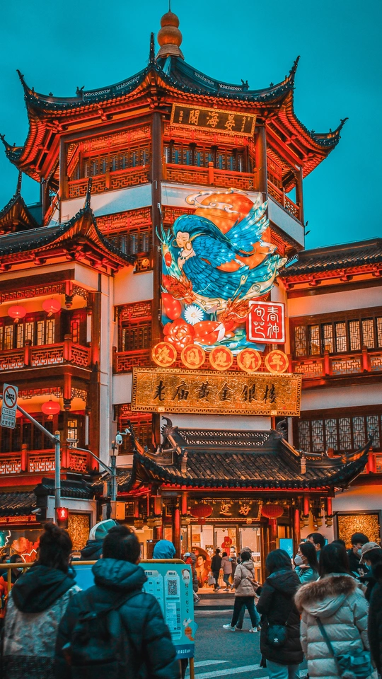 晚上在城市的街道上行走的人们