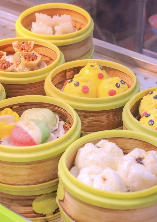 一堆食品容器 里面装着各种食物。