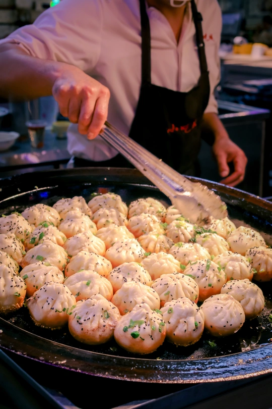一个男人在烤架上煎一些食物
