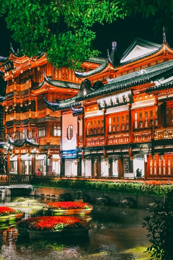 城市夜晚的一栋建筑