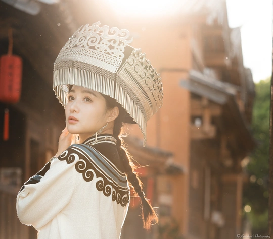 一位穿着传统服装的年轻女子戴着白帽子