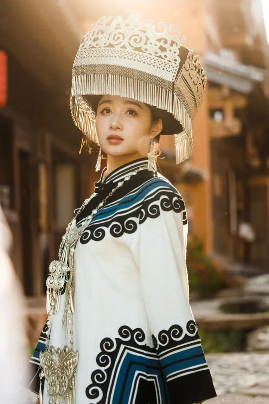 一位穿着传统服装的年轻女子戴着帽子