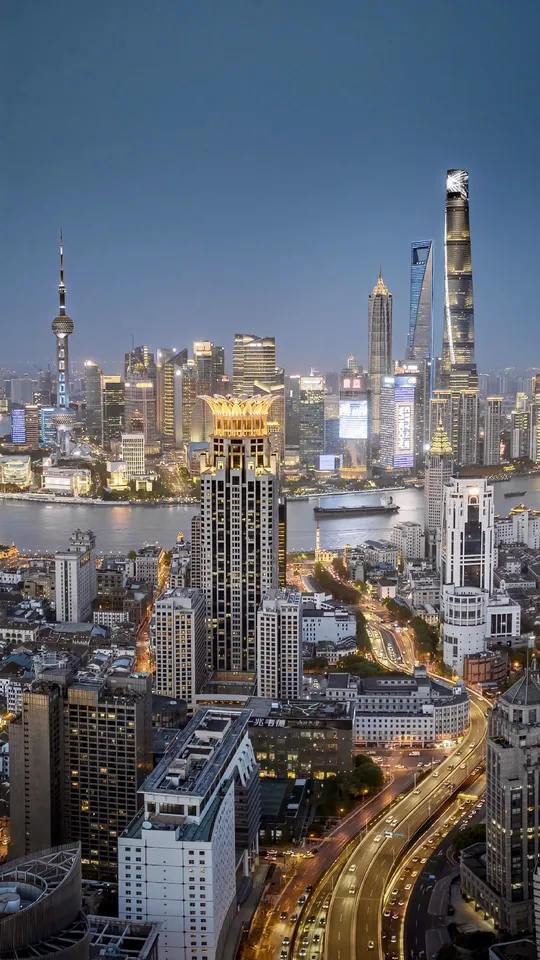 夜晚的城市 高大的建筑和摩天大楼